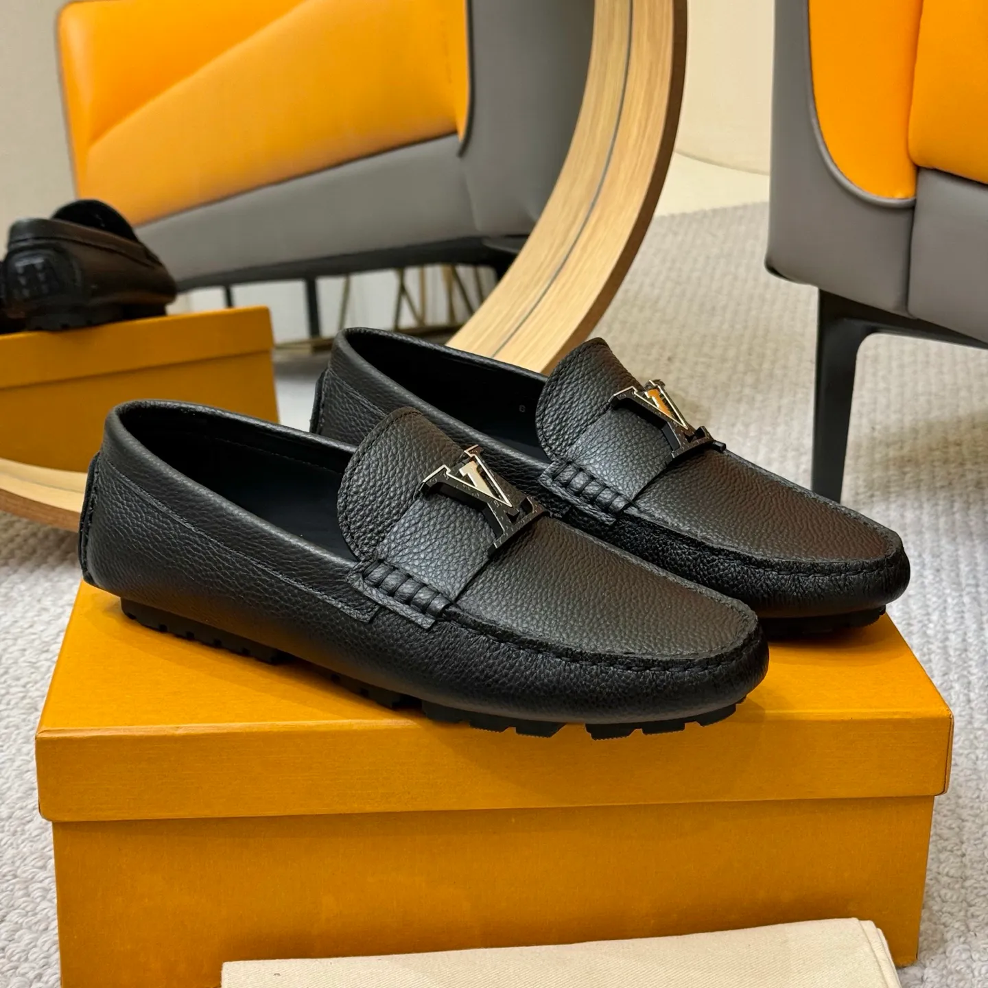 Men's men's shoes 💰420 (Yangli) LV 2⃣️0⃣️2⃣️5️⃣Spring and summer counter GLORIA series models ✈️Original factory special leather production, original last type. A classic driving slip-on casual shoe that shows an elegant style with exquisite craftsmanship details such as Monogram embossing all over the upper🌀Italian imported calfskin fabric Sheepskin foot pads➕Inside～Private mold replica sole Unique style Comfortable driving slip-on Size: 4-12 (38-46) Comes with [Counter packaging: original box, wrapping paper, card, instruction manual, shoehorn, cloth bag] No pressure to enter and leave the counter!